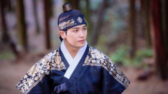 5 Pesona Park Hyung Sik sebagai Putra Mahkota di Drama Our Blooming Youth