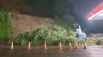 Waduh, Rest Area KM 429 Ungaran Ruas Tol Semarang-Solo Terkena Longsoran Tebing