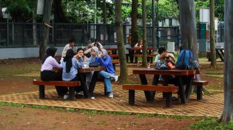 Aktivitas warga saat berkunjung ke Taman Tebet Eco Park, Jakarta Selatan, Rabu (1/2/2023). [Suara.com/Alfian Winanto]