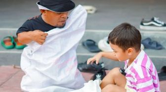 Kayak Seumuran, Ini 8 Momen Kebersamaan Kiano dengan Ucok Baba yang Bikin Ngakak saat Lomba Lari dan Balap Karung