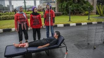 Pengunjuk rasa yang tergabung dalam Koalisi Sipil untuk UU PPRT menggelar aksi teaterikal di depan gedung DPR, Jakarta, Rabu (1/2/2023). [ANTARA FOTO/Galih Pradipta].