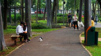 Aktivitas warga saat berkunjung ke Taman Tebet Eco Park, Jakarta Selatan, Rabu (1/2/2023). [Suara.com/Alfian Winanto]