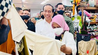 Presiden Joko Widodo atau Jokowi dan Ibu Negara Iriana di Pasar Seni Sukawati di Kabupaten Gianyar, Bali, Rabu (1/2/2023). [Laily Rachev - Biro Pers Sekretariat Presiden]