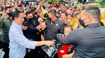 Presiden Joko Widodo atau Jokowi membagikan kaos di Pasar Seni Sukawati di Kabupaten Gianyar, Bali, Rabu (1/2/2023). [Laily Rachev - Biro Pers Sekretariat Presiden]