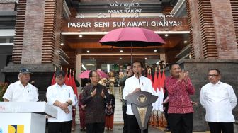 Presiden Joko Widodo atau Jokowi meresmikan revitalisasi Pasar Seni Sukawati di Kabupaten Gianyar, Bali, Rabu (1/2/2023). (Laily Rachev - Biro Pers Sekretariat Presiden)