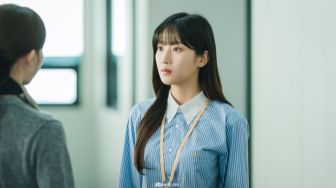 6 Penampilan Moon Ga Young di The Interest of Love, Stylish dengan Kemeja