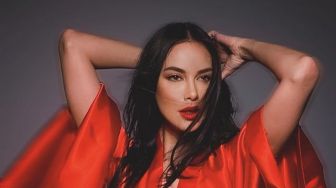 Pakai Kimono Berbelahan Dada Rendah, Sophia Latjuba Tampil Eksotis Hingga Dibilang Mirip Madonna