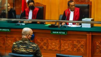 Terdakwa kasus narkoba Teddy Minahasa saat mengikuti sidang di Pengadilan Negeri Jakarta Barat, Kamis (2/2/2023). [Suara.com/Alfian Winanto]