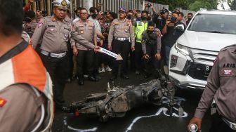 Sejumlah polisi melakukan rekonstruksi ulang kecelakaan yang menewaskan mahasiswa UI Muhammad Hasya di Jalan Srengseng Sawah, Jagakarsa, Jakarta Selatan, Kamis (2/2/2023). [ANTARA FOTO/Asprilla Dwi Adha].