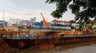 Suasana proyek inlet sodetan Kali Ciliwung-Kanal Banjir Timur di Kawasan Bidara Cina, Jakarta Timur, Kamis (2/2/2023). [Suara.com/Alfian Winanto]