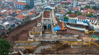 Foto udara suasana proyek inlet sodetan Kali Ciliwung-Kanal Banjir Timur di Kawasan Bidara Cina, Jakarta Timur, Kamis (2/2/2023). [Suara.com/Alfian Winanto]