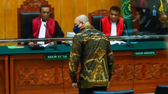 Terdakwa kasus narkoba Teddy Minahasa saat hadir untuk mengikuti sidang di Pengadilan Negeri Jakarta Barat, Kamis (2/2/2023). [Suara.com/Alfian Winanto]