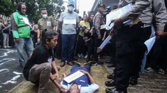 Sejumlah polisi melakukan rekonstruksi ulang kecelakaan di Jalan Srengseng Sawah, Jagakarsa, Jakarta Selatan, Kamis (2/2/2023). Polda Metro Jaya menggelar rekonstruksi ulang kecelakaan yang menewaskan mahasiswa UI Mohammad Hasya yang dijadikan tersangka dan melibatkan terduga penabrak purnawirawan Polri AKBP Eko Setio Budi dengan menghadirkan sembilan saksi serta melibatkan para pakar hingga kolaborasi interprofesi. ANTARA FOTO/Asprilla Dwi Adha/aww.