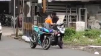 Tiga Orang Gelut di Pinggir Jalan Raya Lumajang, Diduga Gara-gara Asmara