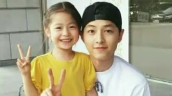 Bakal Punya Anak, Intip 9 Potret Song Joong Ki saat Bersama Anak Kecil