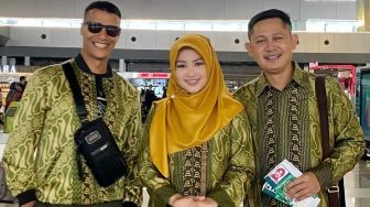 9 Momen Fitri Carlina Berangkat Umrah, Tas yang Dibawa Harganya Tuai Sorotan