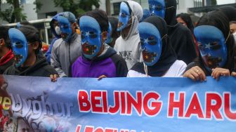 Sejumlah massa yang tergabung dalam Aliansi Mahasiswa Islam (AMI) melakukan aksi unjuk rasa di depan Kedutaan Besar China, Jakarta Selatan, Jumat (3/2/2023). [Suara.com/Alfian Winanto]