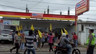 Mahasiswa PMII Tutup Paksa Alfamart Depan DPRD Lombok Tengah