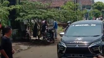 Pengemudi Mobil di Jombang Sebarkan Uang ke Warga Desa Seminggu 4 Kali