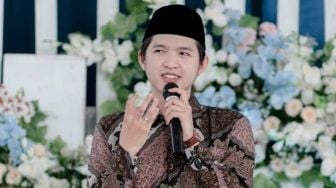 5 Potret Ustaz Dennis Lim yang Gantengnya Super Adem, Beneran Mirip Song Joong Ki?