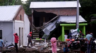 Sejumlah warga melihat rumah yang rusak akibat banjir dan tanah longsor di Kota Pare-Pare, Sulawesi Selatan, Jumat (3/2/2023). [ANTARA FOTO/Zul Kifli].