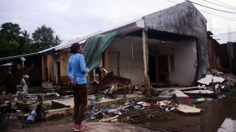 Seorang warga melihat rumah yang rusak akibat banjir dan tanah longsor di Kota Pare-Pare, Sulawesi Selatan, Jumat (3/2/2023). [ANTARA FOTO/Zul Kifli].