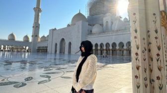 Mendadak Ukhti, Jennie BLACKPINK Foto Pakai Hijab di Masjid Terbesar Abu Dhabi