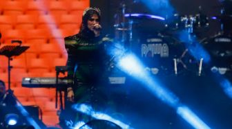 Mulan Jameela Cium Pipi Ahmad Dhani di Konser Dewa 19: Aku Sangat Bangga Sama Dia