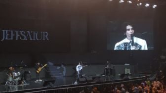 Dapat Kejutan dari Fans Indonesia, Tangis Jeff Satur Pecah saat Konser