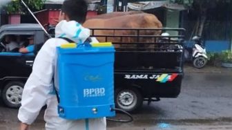 Cegah Meluasnya Wabah PMK, Pasar Hewan di Ponorogo Disemprot Disinfektan