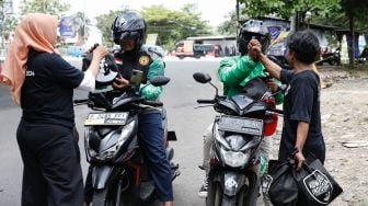 Relawan Kowarteg Indonesia Berbagi Makanan ke Sopir Angkot dan Ojek