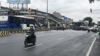 Tabrak Pemotor di Perempatan Jalan Pemuda Rawamangun, Warga: Mobil Dinas Polri Terobos Lampu Merah dan Coba Kabur