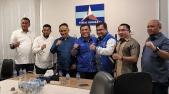 Foto Bareng Andi Arief Dkk usai Dipecat PPP, Anak Mendiang Haji Lulung jadi Kader Demokrat?