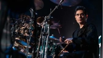 7 Potret Drummer Ganteng, Tyo Nugros Punya Banyak Fans Perempuan