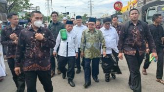 Mantan Wapres JK Jalan Kaki Menuju Lokasi Peringatan 100 Tahun Nahdlatul Ulama