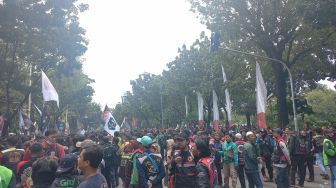 Ojol Demo Tolak ERP di Depan Balai Kota DKI, Jalan Medan Merdeka Selatan Arah Patung Kuda Ditutup
