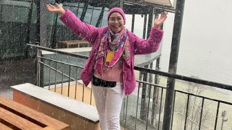 6 Outfit Umi Kalsum, Ibu Ayu Ting Ting saat Liburan di Eropa yang Jadi Sorotan Netizen