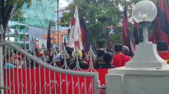 Ratusan Suporter PSM Makassar Demo Tuntut Pembangunan Stadion di Rujab Gubernur Sulsel