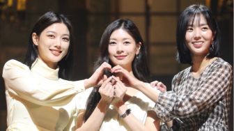 Jung So Min dan Kim Yoo Jung Wujudkan Mimpi Lewat Drama Teater Shakespeare in Love