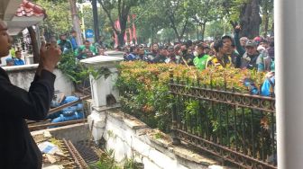 Demo Tolak ERP Memanas, Massa Ojol Jebol Pagar Balai Kota Jakarta