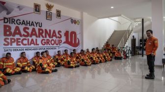 Direktur Kesiapsiagaan Basarnas Agus Haryono (kanan) memberikan instruksi kepada anggota Basarnas dalam rangka persiapan pengiriman bantuan tim pencarian dan penyelamatan (SAR) ke Turki di lapangan BSG Basarnas, Jakarta, Rabu (8/2/2023). [ANTARA FOTO/Muhammad Adimaja].