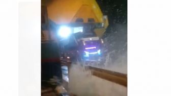 Dihantam Cuaca Buruk, Bus di Pelabuhan Merak Terombang-ambing di Lambung Kapal