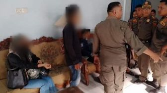 Digerebek Indehoi di Kamar Hotel, Dua Pasangan Muda-mudi Digelandang Satpol PP Agam