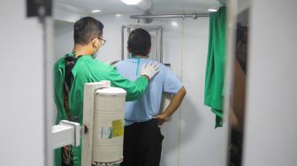 Tenaga kesehatan melakukan skrining tuberkulosis terhadap warga di Gelanggang Olahraga Otista, Jakarta, Kamis (9/2/2023). [Suara.com/Alfian Winanto]