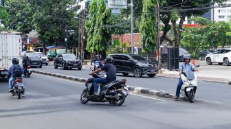 Sejumlah pengendara melintasi U-Turn (Putaran Balik) di Pasar Minggu, Jakarta Selatan, Kamis (9/2/2023). [Suara.com/Alfian Winanto]