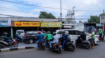 Sejumlah pengendara melintasi U-Turn (Putaran Balik) di Pasar Minggu, Jakarta Selatan, Kamis (9/2/2023). [Suara.com/Alfian Winanto]