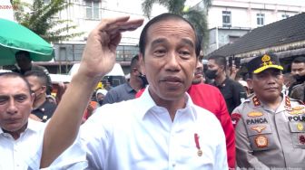 Harga Beras Se-Indonesia Mahal, Jokowi Turun Gunung Cek Kerja Bulog di Pasar