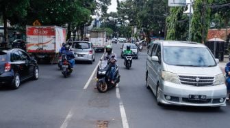 Sejumlah pengendara melintasi U-Turn (Putaran Balik) di Pasar Minggu, Jakarta Selatan, Kamis (9/2/2023). [Suara.com/Alfian Winanto]