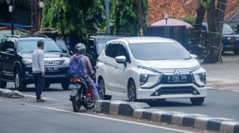 Sejumlah pengendara melintasi U-Turn (Putaran Balik) di Pasar Minggu, Jakarta Selatan, Kamis (9/2/2023). [Suara.com/Alfian Winanto]