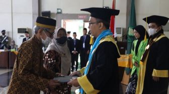 Anak Gugur Lawan Kanker Paru-paru, Tangis Pasutri Pecah Gantikan Wisuda di UIN Walisongo